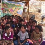 Kinder besuchen die Schule